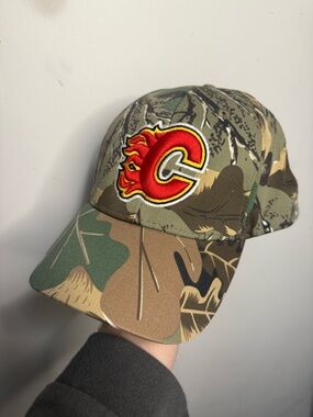 Calgary Flames Camo Baseball Cap - Red Emblem Reebok like New